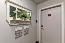 Charming 3BR Retreat | Views — Entry