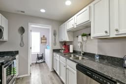 2 Stylish Condos w/ Views | Near SDC — Full kitchen