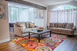 Charming 4BR Mountain Cabin — Bright living room with arch window