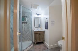 Charming 4BR Mountain Cabin — Bathroom