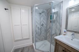 Charming 4BR Mountain Cabin — Bathroom